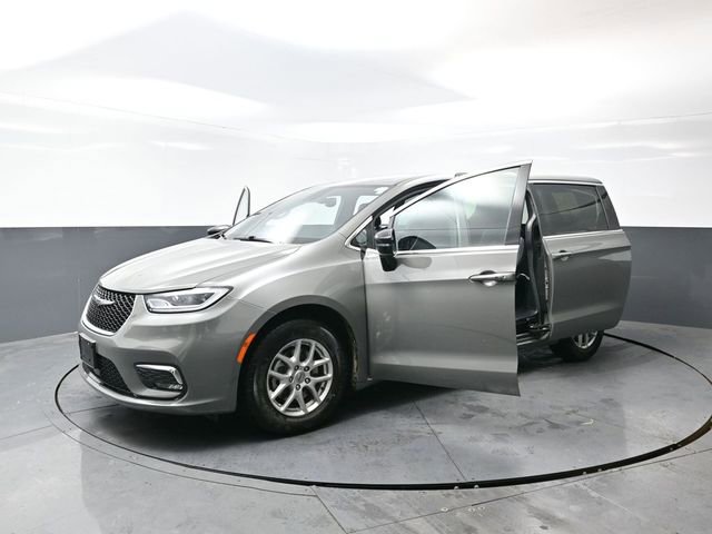 Used 2025 Chrysler Pacifica Select image 54