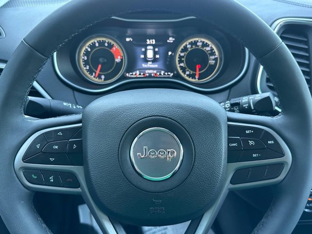 Used 2022 Jeep Cherokee Latitude Lux w/ Mopar Interior Package AWD/4WD image 16