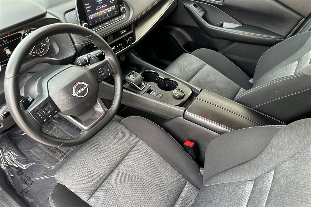 Used 2025 Nissan Rogue SV image 11