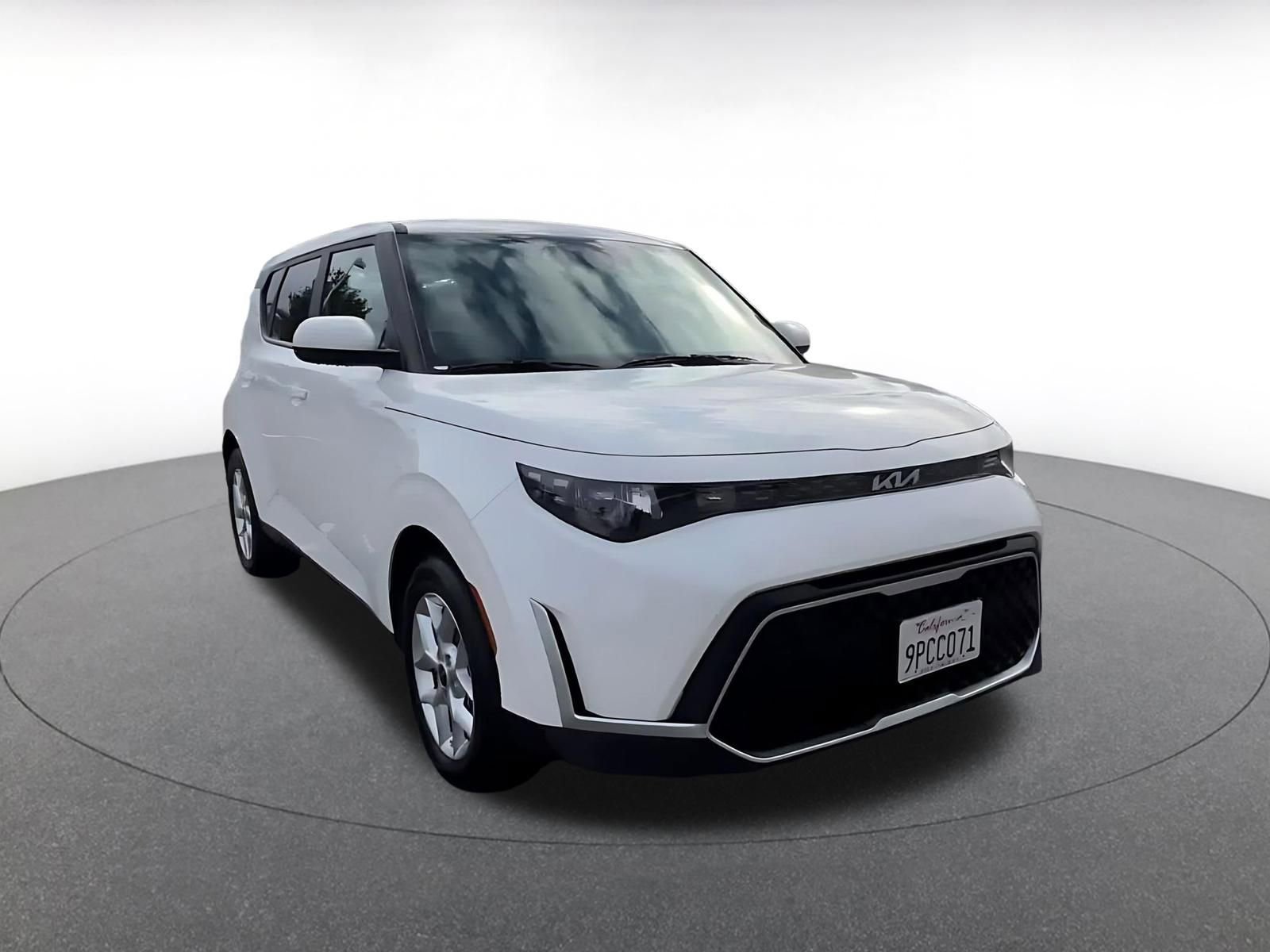 Used 2025 Kia Soul LX w/ LX Technology Package FWD image 3