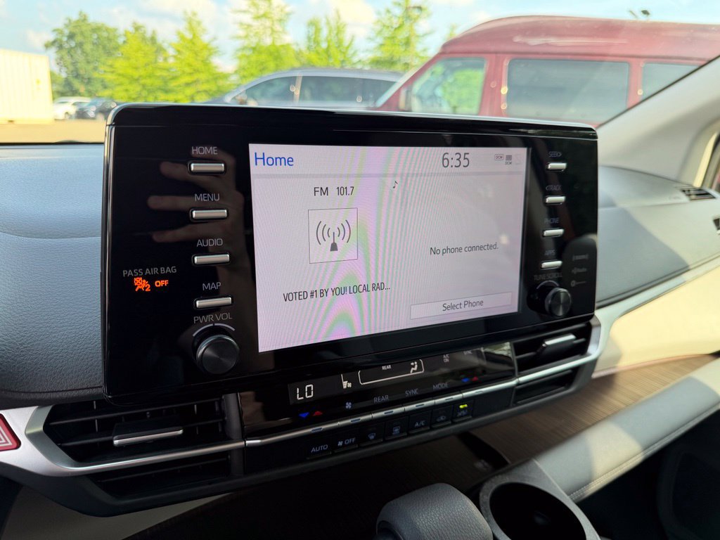 Used 2022 Toyota Sienna LE FWD image 17