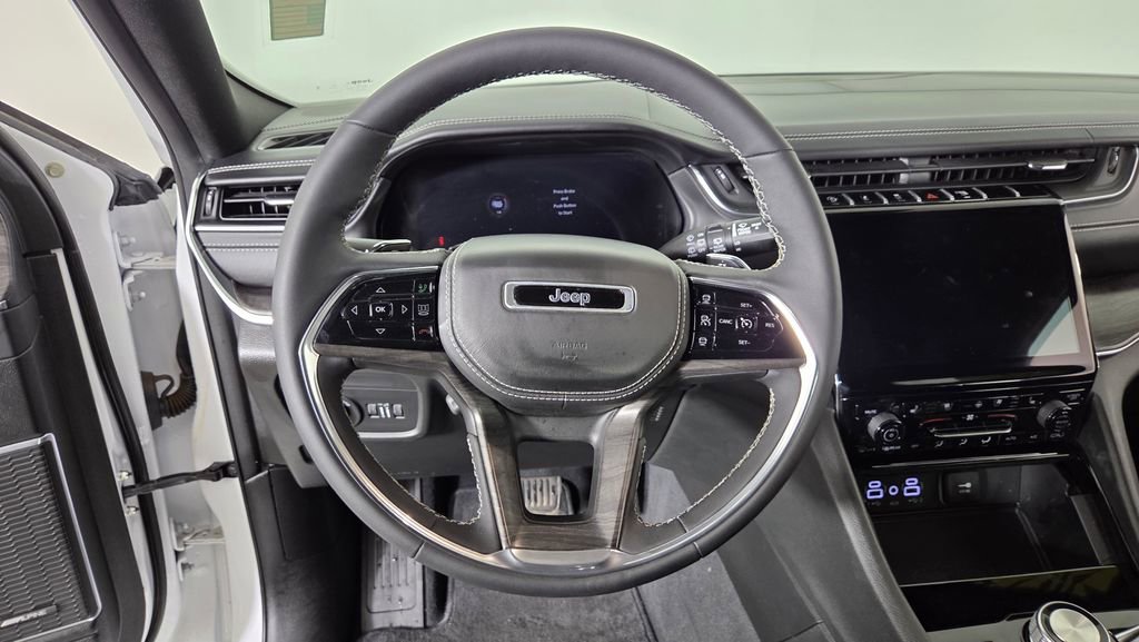 Used 2023 Jeep Grand Cherokee Overland w/ Luxury Tech Group IV AWD/4WD image 16