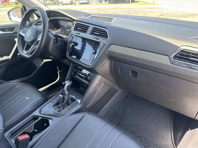 Used 2023 Volkswagen Tiguan SE w/ Panoramic Sunroof Package FWD image 28