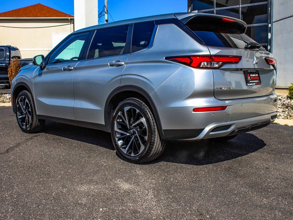 Used 2024 Mitsubishi Outlander SE image 4