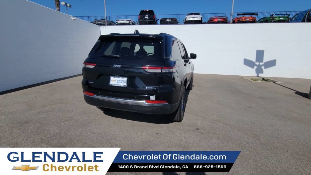 Used 2023 Jeep Grand Cherokee Laredo AWD/4WD image 7