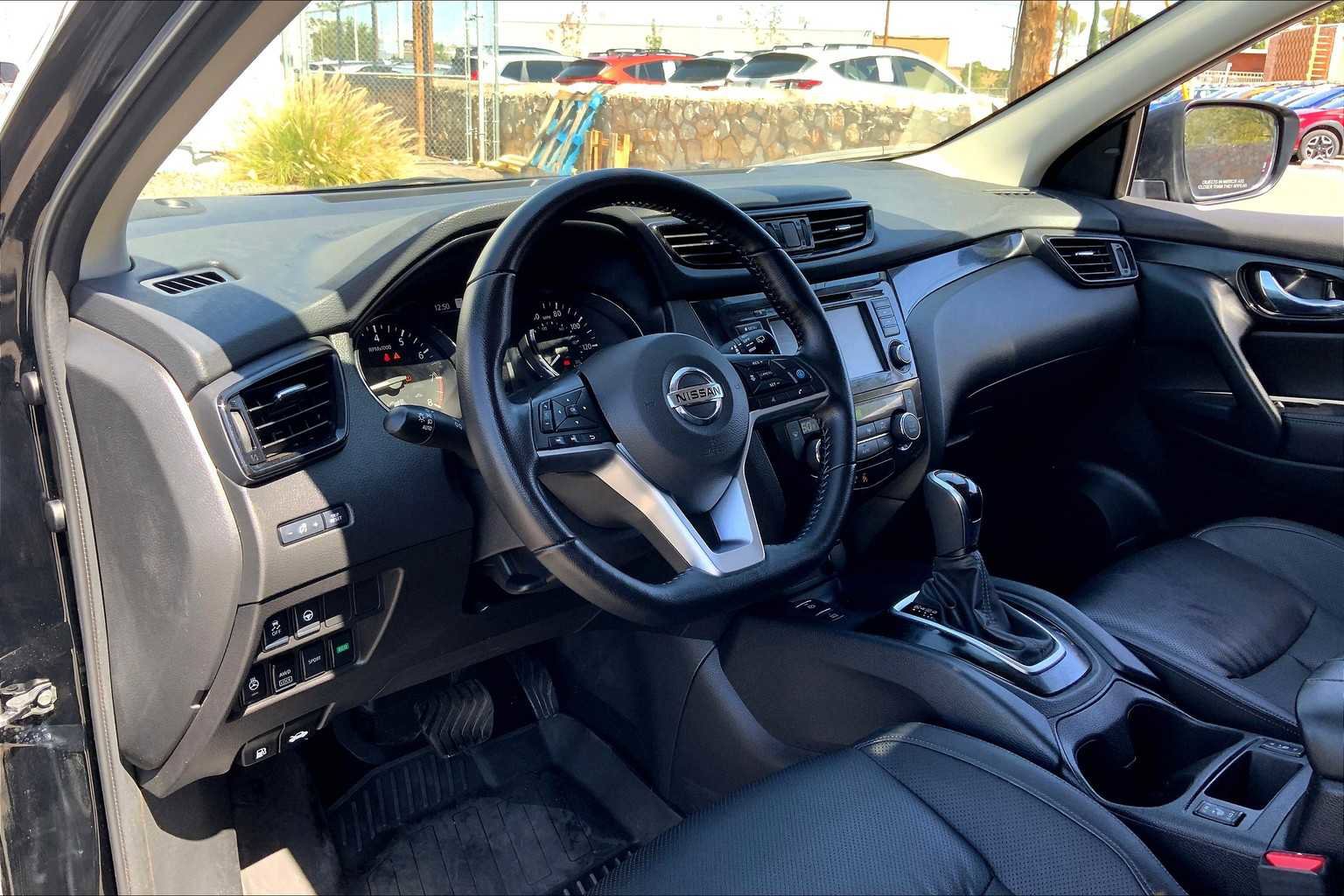 Used 2022 Nissan Rogue Sport SL image 29