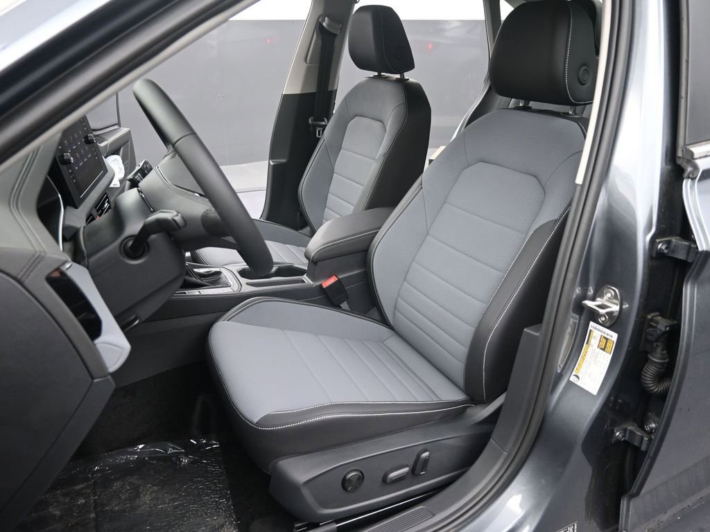 Used 2025 Volkswagen Jetta SE image 42