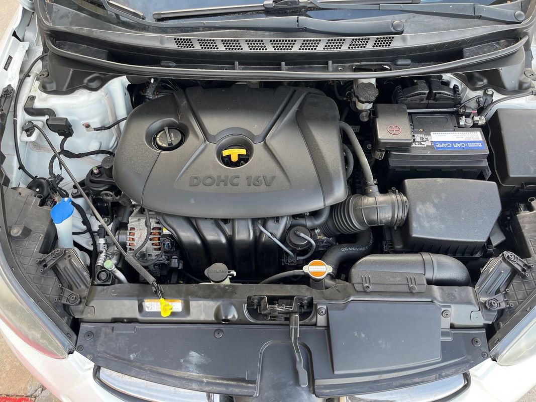 Used 2012 Hyundai Elantra Limited image 24