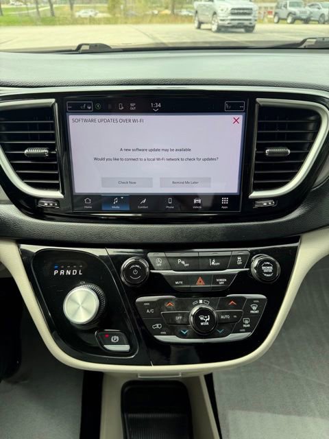 Used 2023 Chrysler Pacifica Touring-L FWD image 27