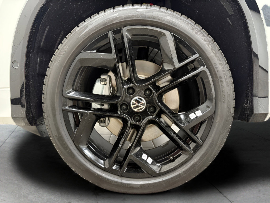 Certified 2025 Volkswagen Tiguan SE R-Line AWD/4WD image 26