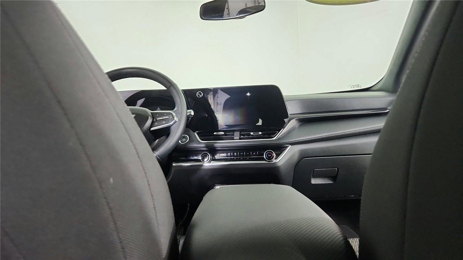 Used 2025 Chevrolet Equinox LT AWD/4WD image 13