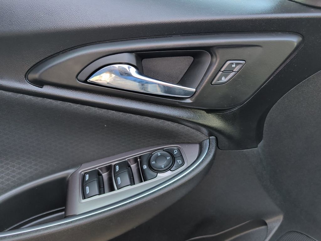 Used 2018 Chevrolet Malibu LT image 10