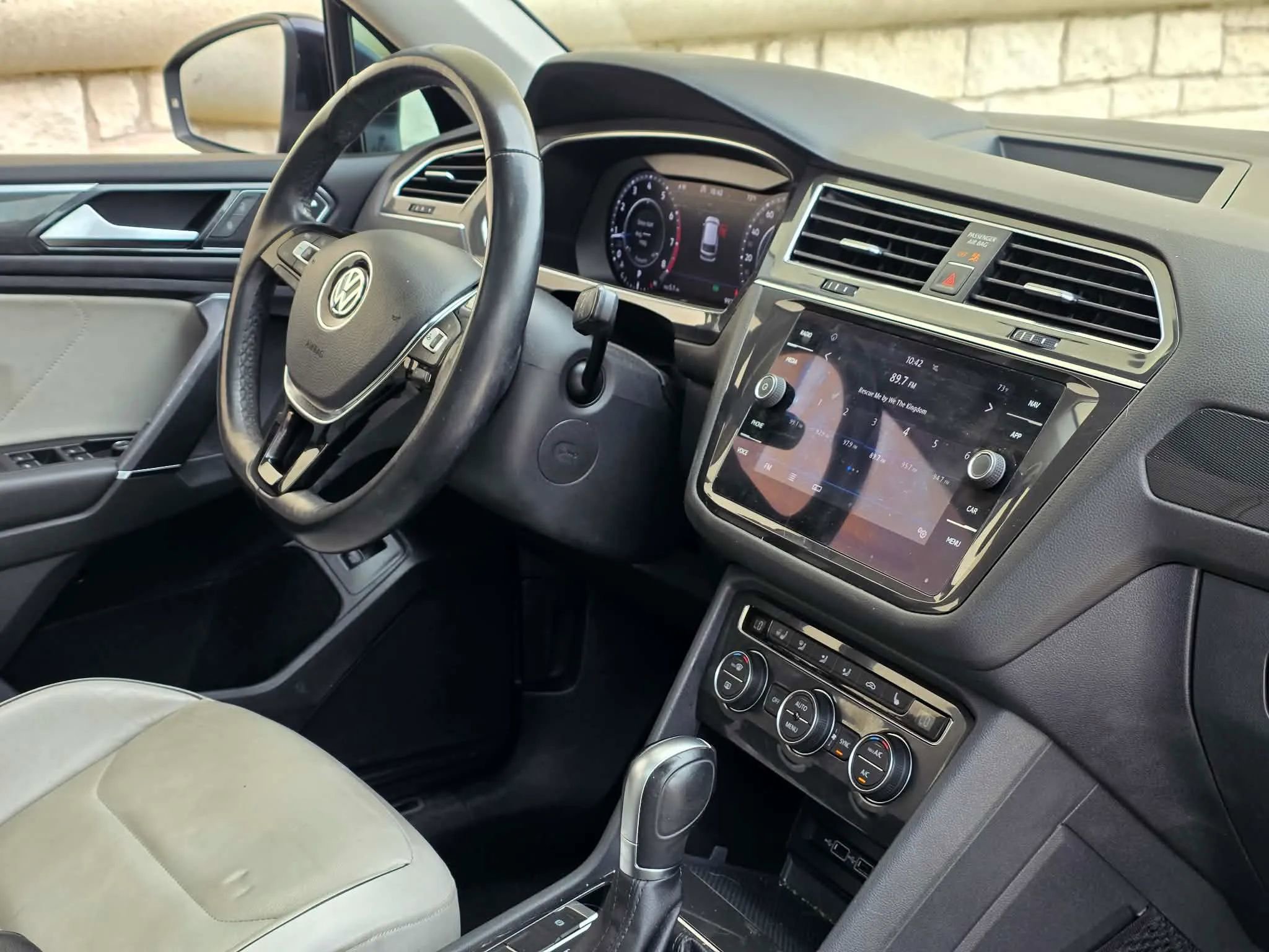 Used 2018 Volkswagen Tiguan SEL Premium image 19