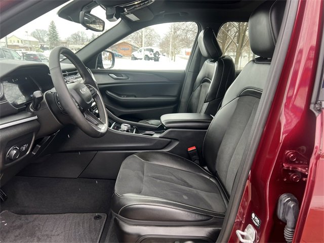 Used 2024 Jeep Grand Cherokee Altitude image 4