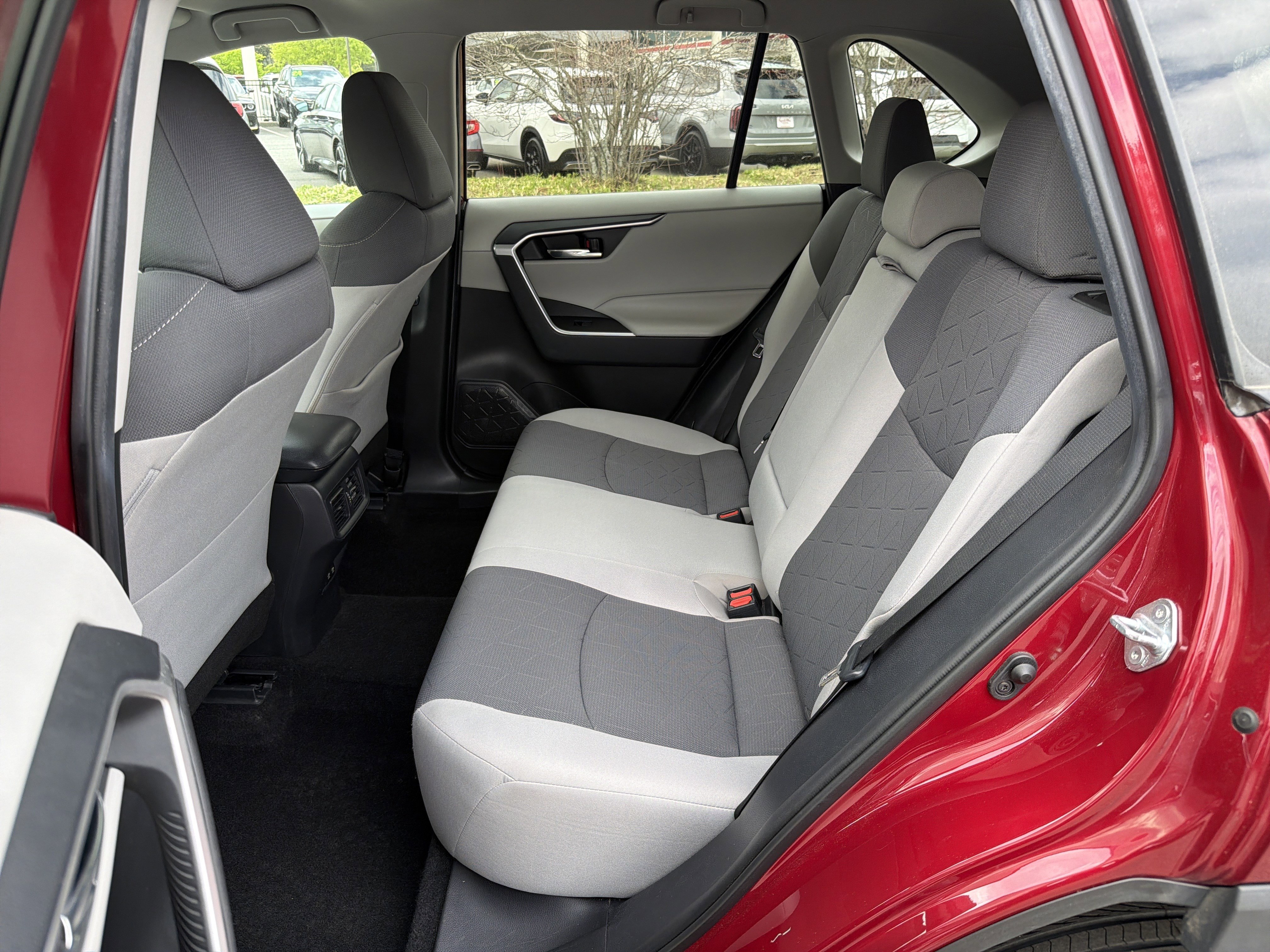 Used 2020 Toyota RAV4 XLE image 31