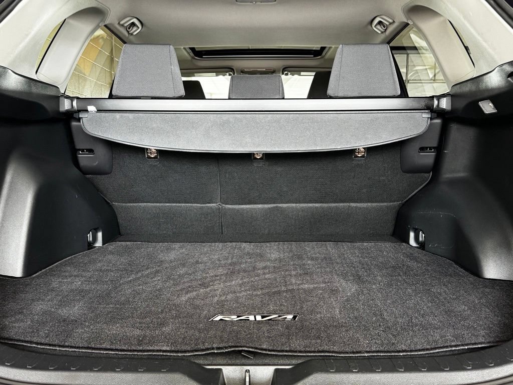 Used 2019 Toyota RAV4 XLE w/ Convenience Package FWD image 8