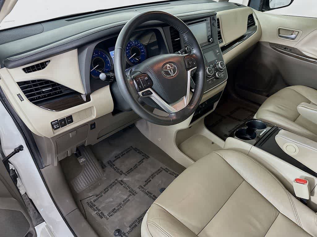 Used 2020 Toyota Sienna XLE w/ XLE Navigation Package FWD image 2
