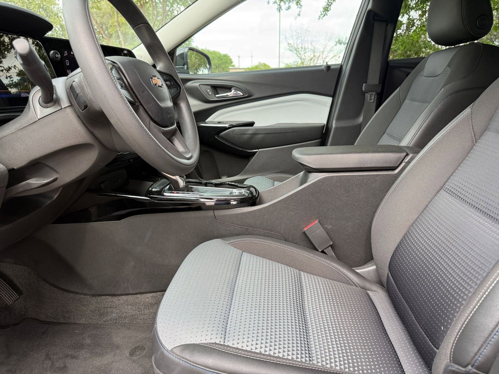 Used 2025 Chevrolet Trax LT image 27