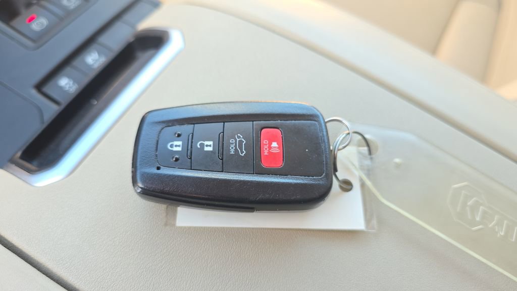 Used 2021 Toyota Highlander XLE FWD image 25