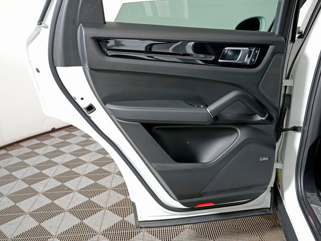 Certified 2022 Porsche Cayenne Platinum Edition image 31