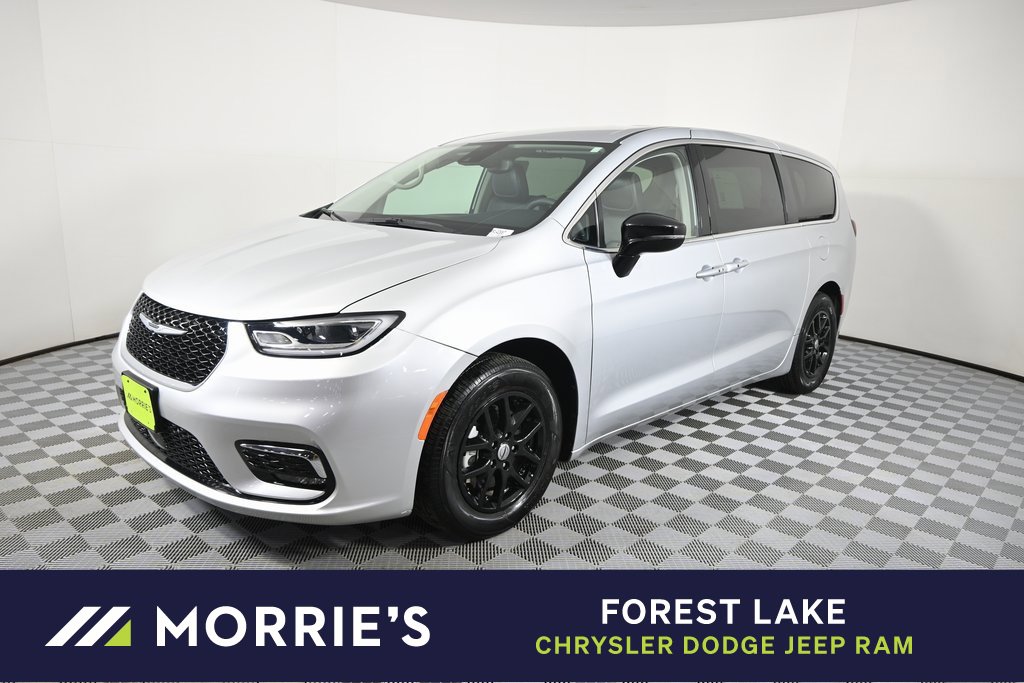 Used 2024 Chrysler Pacifica Touring-L image 1