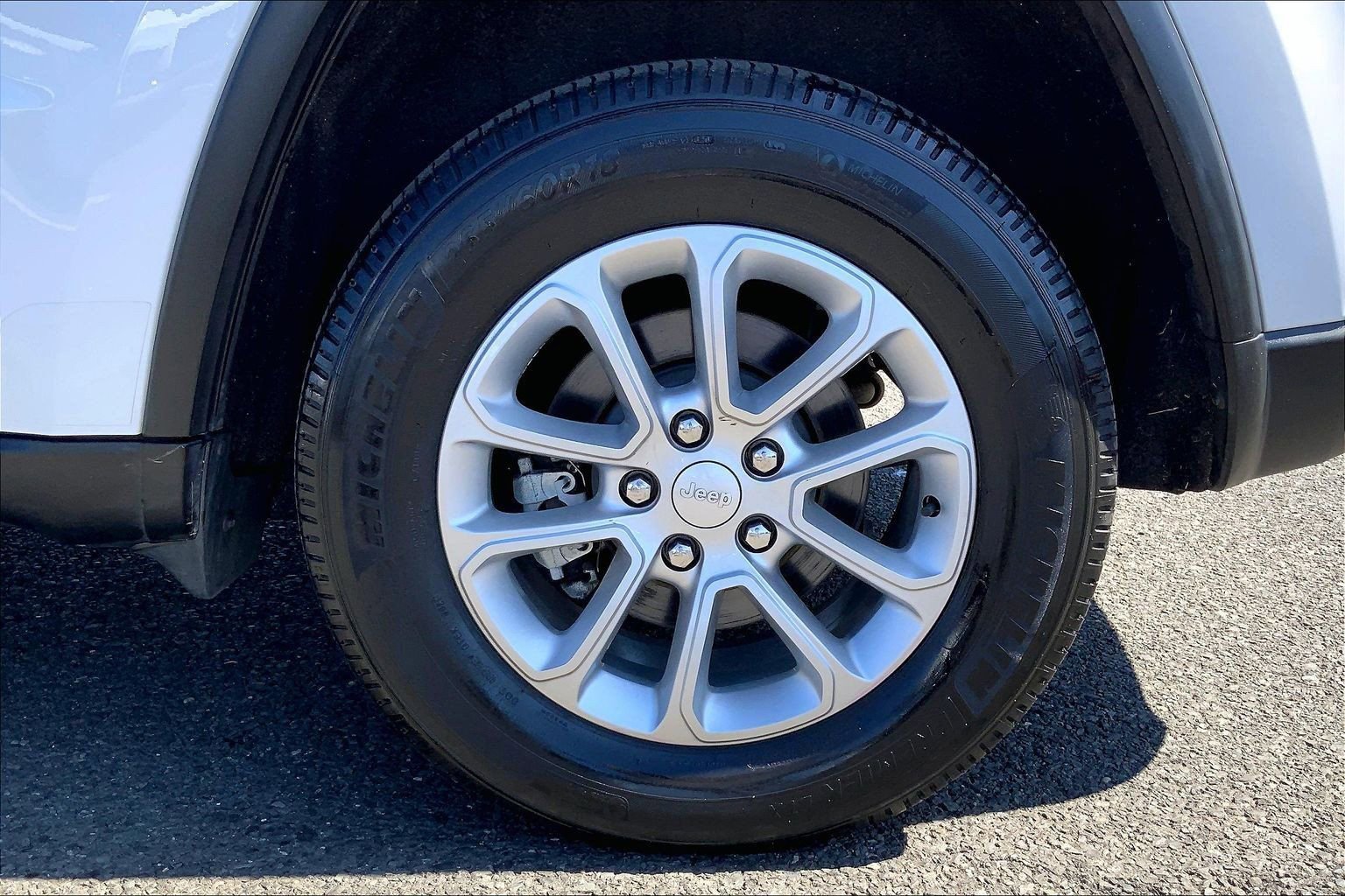 Certified 2021 Jeep Grand Cherokee Laredo AWD/4WD image 9