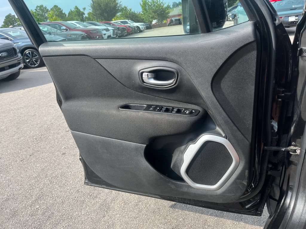 Used 2019 Jeep Renegade Latitude w/ Cold Weather Group AWD/4WD image 10