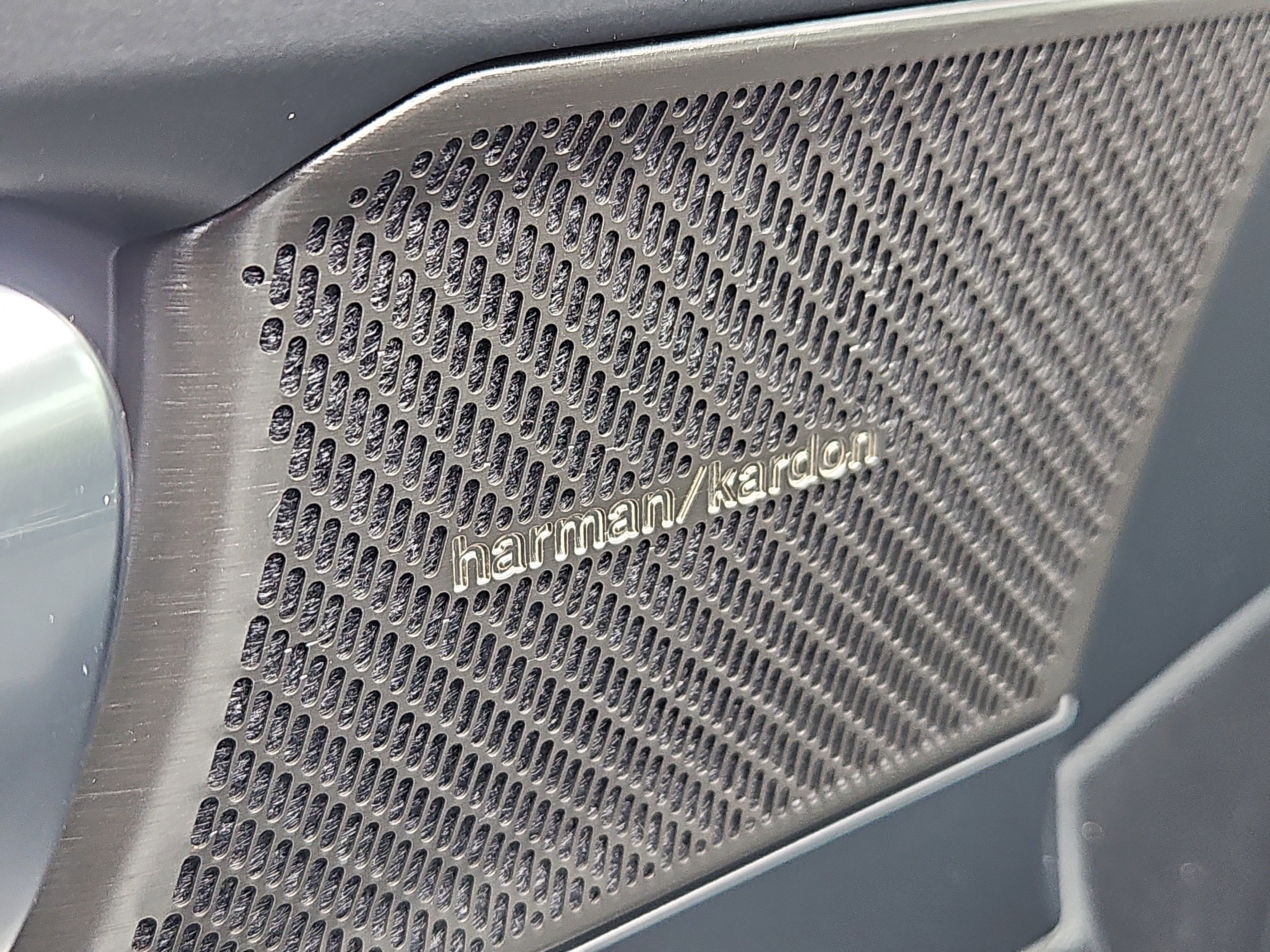 New 2026 Volvo XC40 B5 Ultra w/ Protection Package Premier image 9