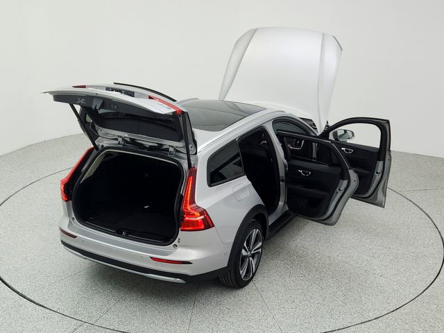 Certified 2025 Volvo V60 B5 Cross Country Plus image 37