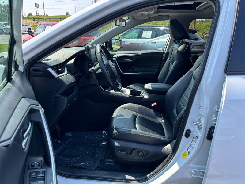 Used 2020 Toyota RAV4 XLE Premium FWD image 9
