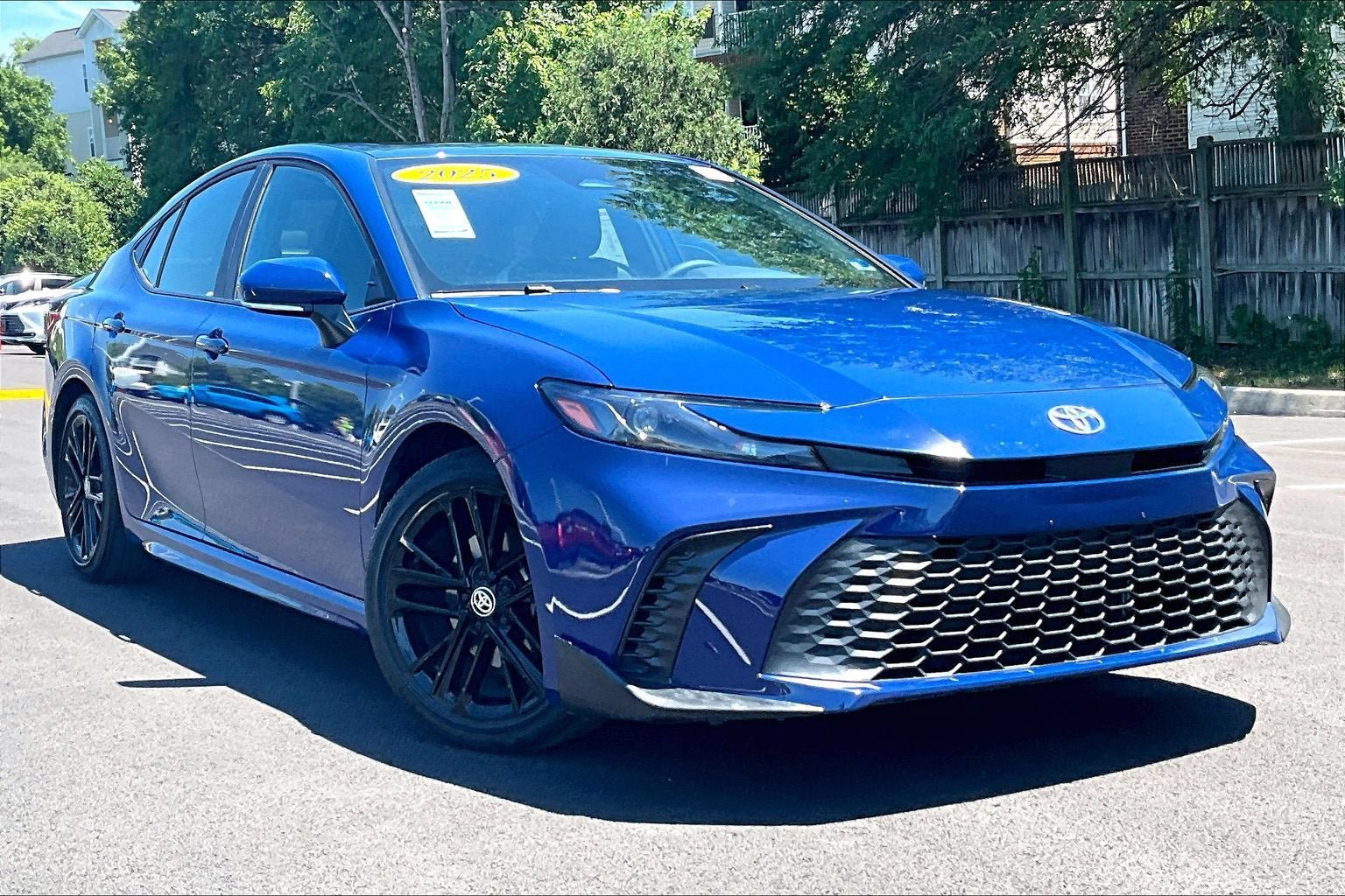 Used 2025 Toyota Camry SE w/ Convenience Package FWD image 2
