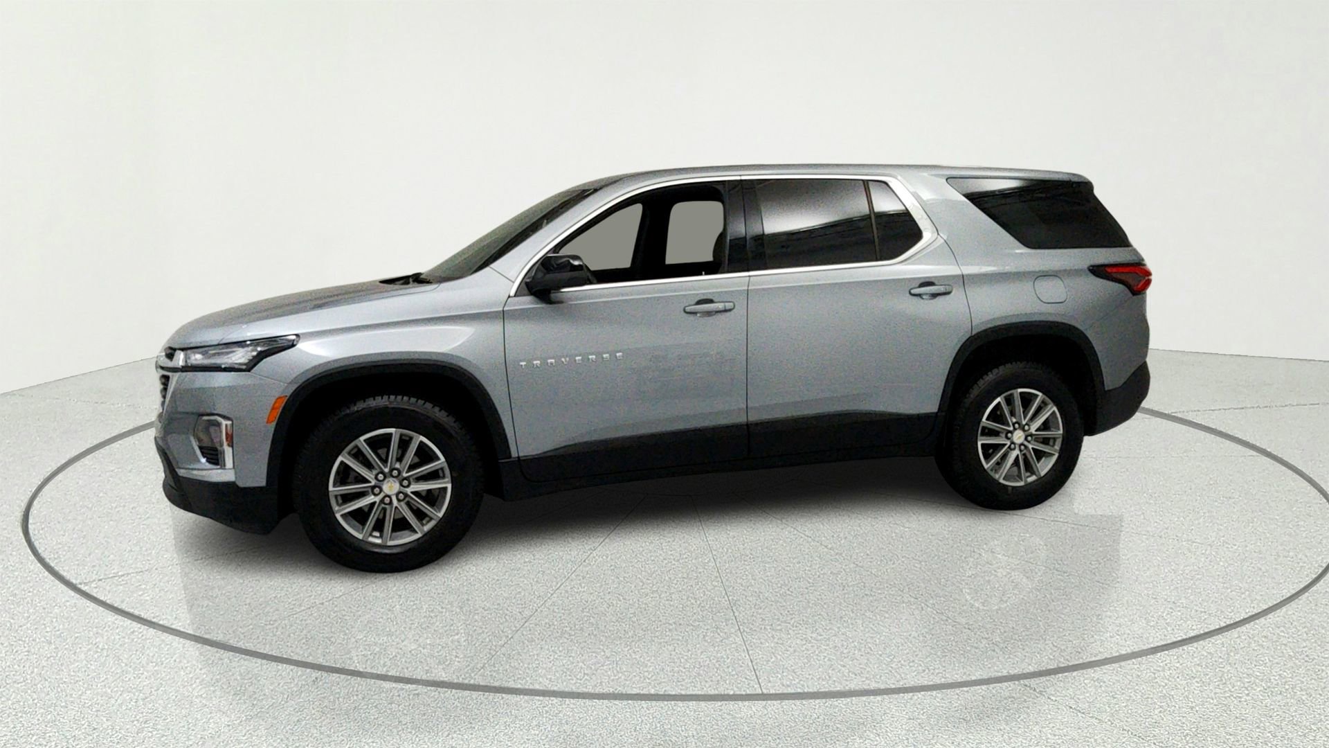 Used 2023 Chevrolet Traverse LS FWD image 2