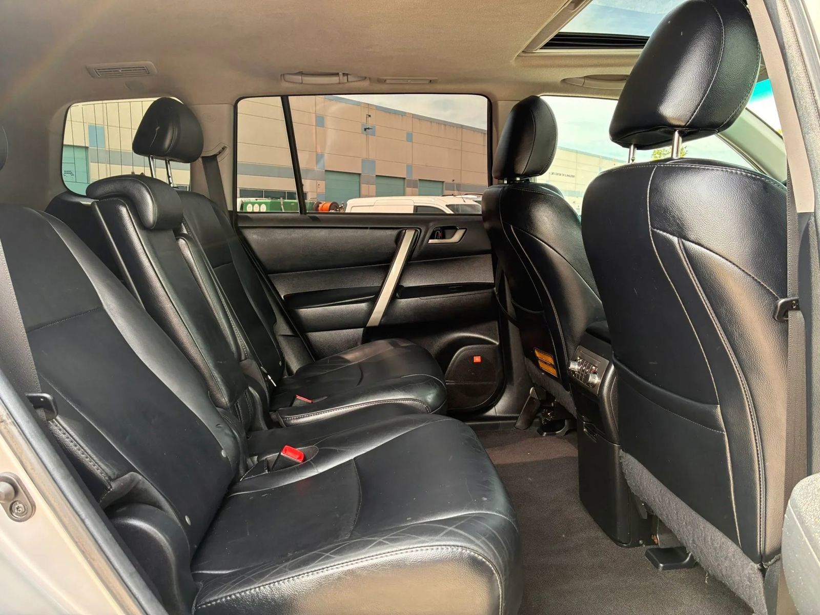 Used 2012 Toyota Highlander SE w/ Tow Pkg AWD/4WD image 40
