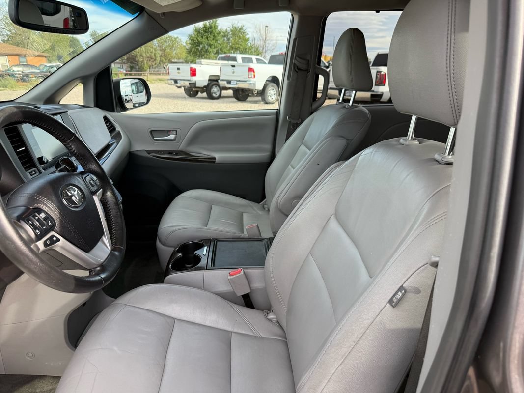 Used 2017 Toyota Sienna XLE w/ XLE Navigation Package AWD/4WD image 32