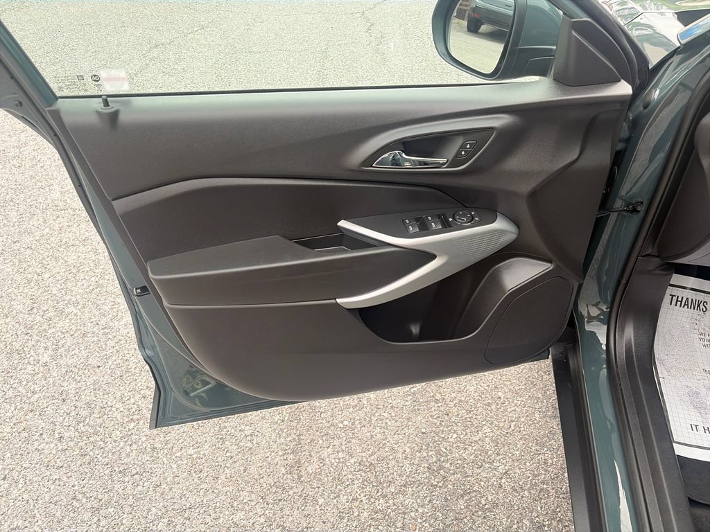 Used 2025 Chevrolet Trax LS w/ LS Convenience Package FWD image 11