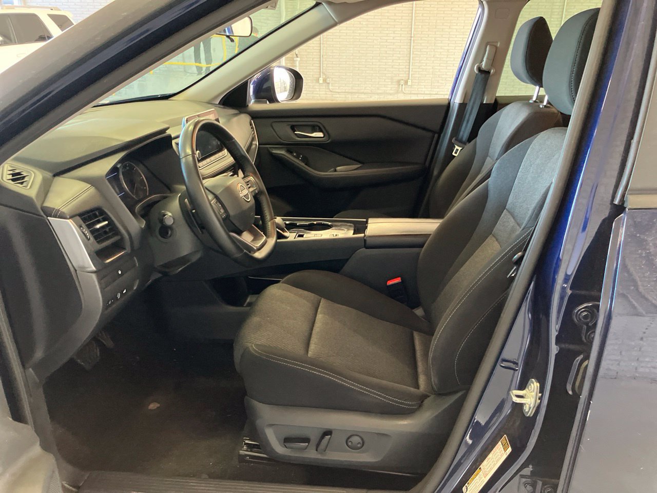 Used 2025 Nissan Rogue SV FWD image 8