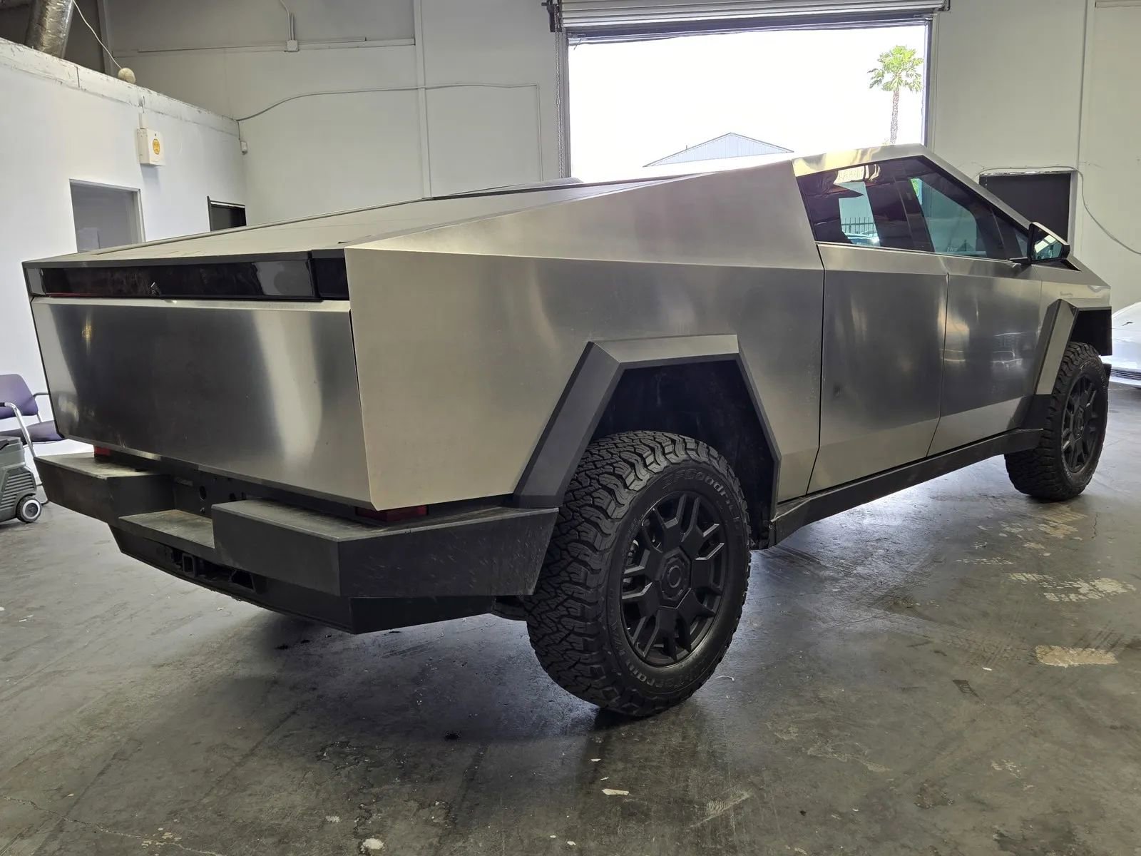 Used 2025 Tesla Cybertruck AWD Crew Cab image 4