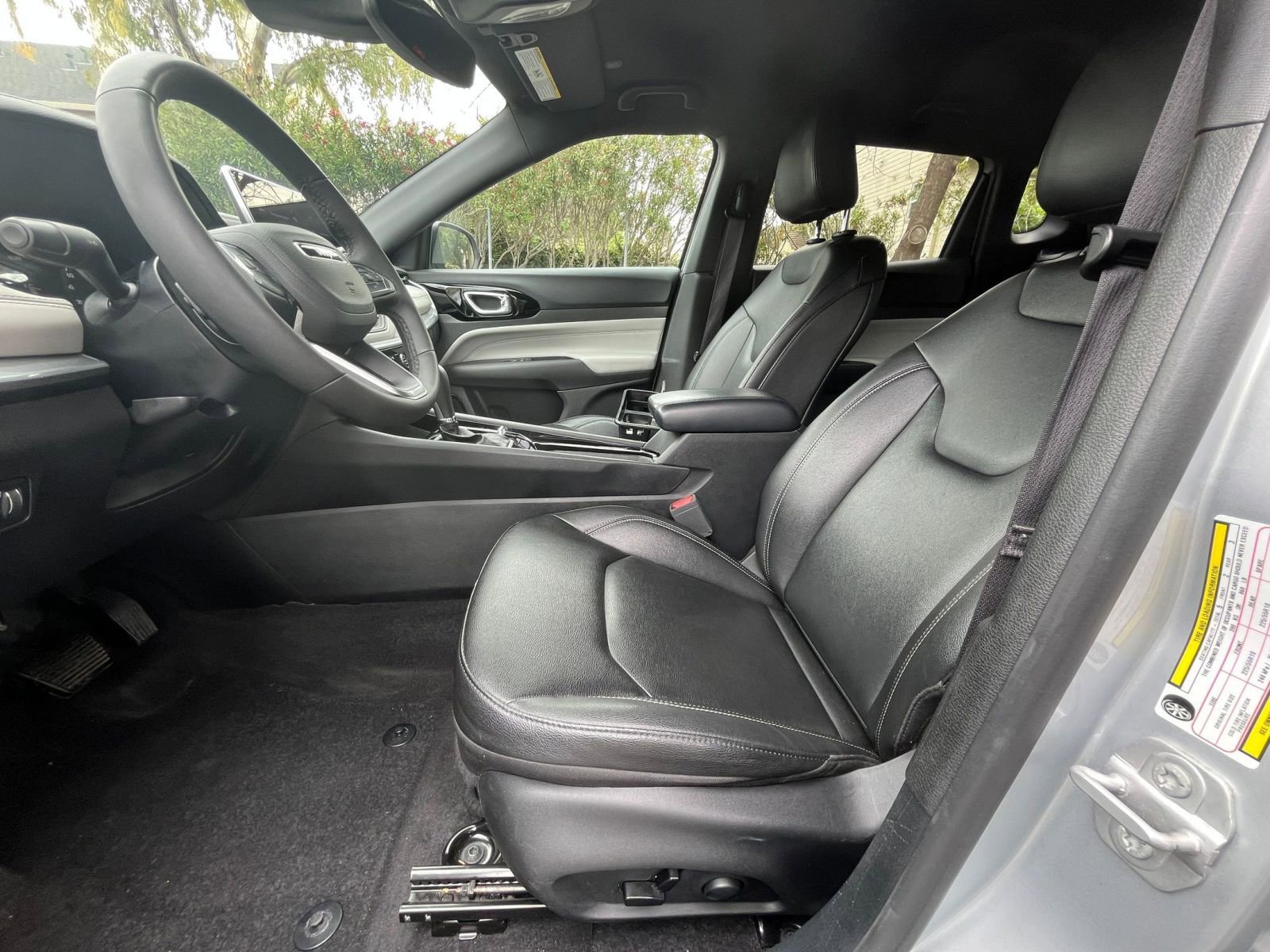 Used 2025 Jeep Compass Limited image 28