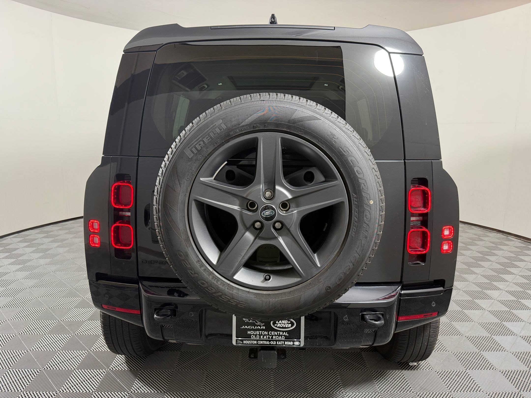 Used 2024 Land Rover Defender 110 X-Dynamic SE AWD/4WD image 10