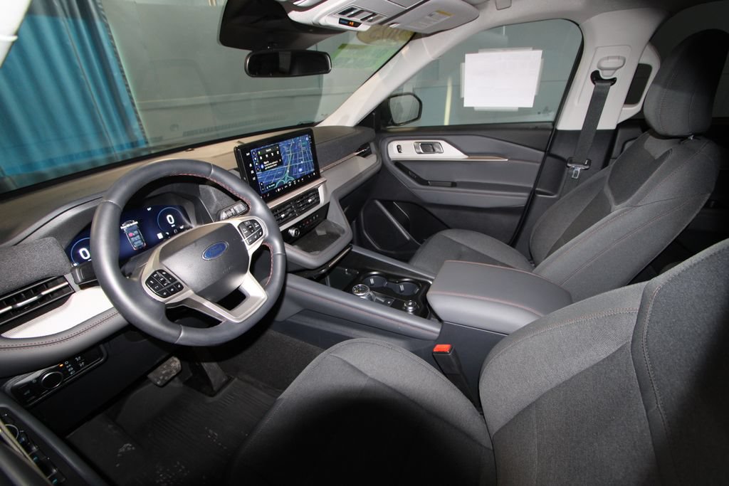 Used 2025 Ford Explorer Active AWD/4WD image 2
