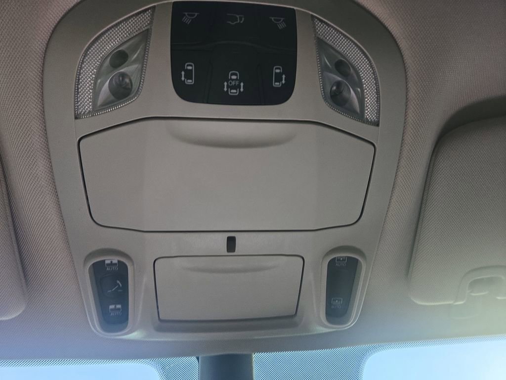 Used 2023 Chrysler Pacifica Limited image 25