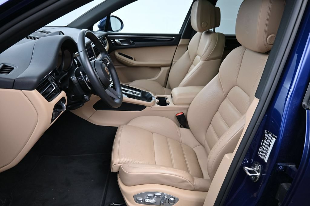 Certified 2025 Porsche Macan AWD/4WD image 9