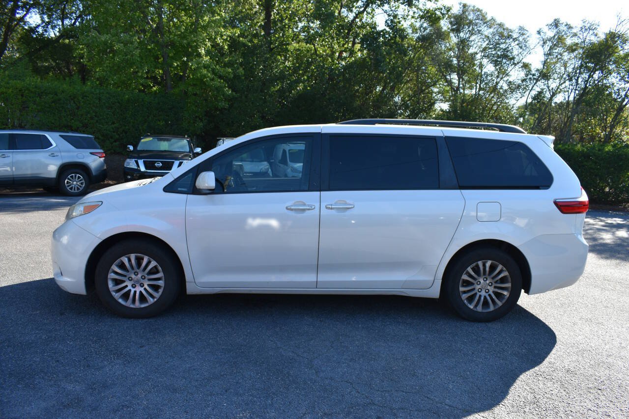Used 2016 Toyota Sienna XLE Premium FWD image 3