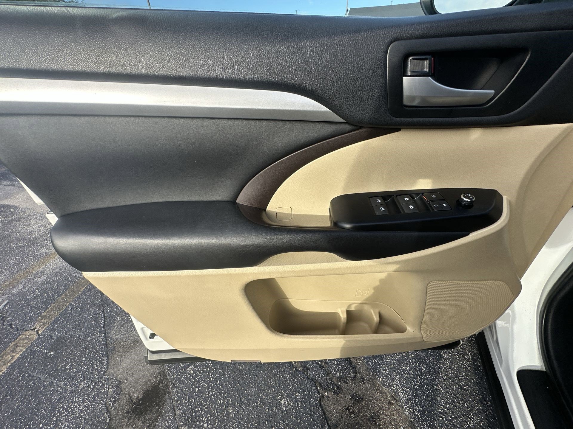 Used 2016 Toyota Highlander XLE image 32