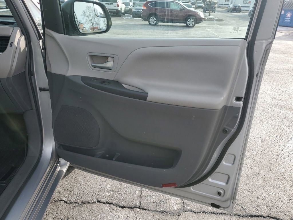 Used 2015 Toyota Sienna LE image 27
