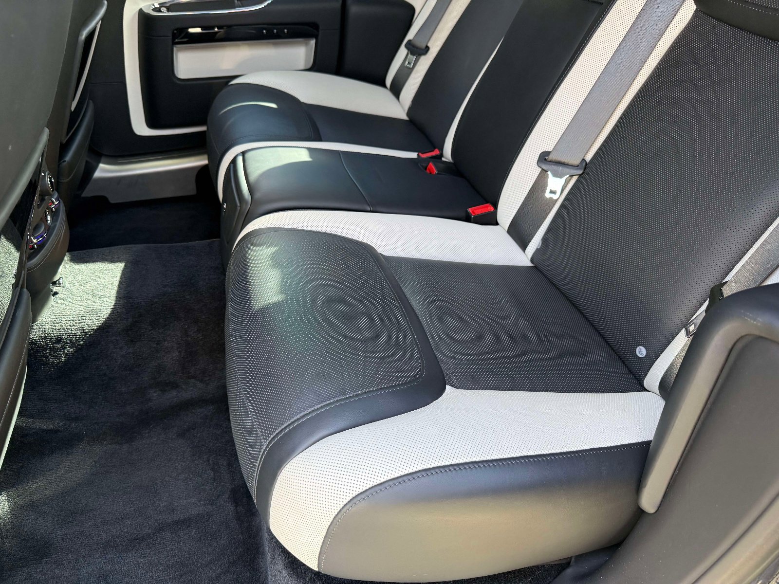 Used 2020 Rolls-Royce Ghost Black Badge image 27