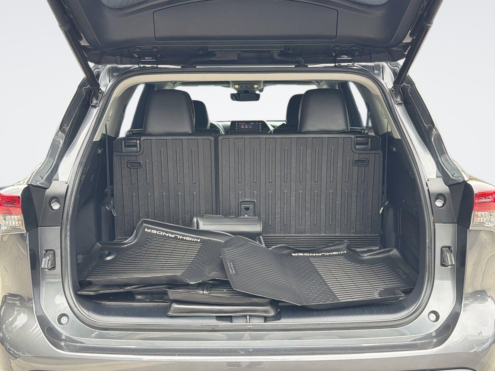 Used 2021 Toyota Highlander XLE AWD/4WD image 30