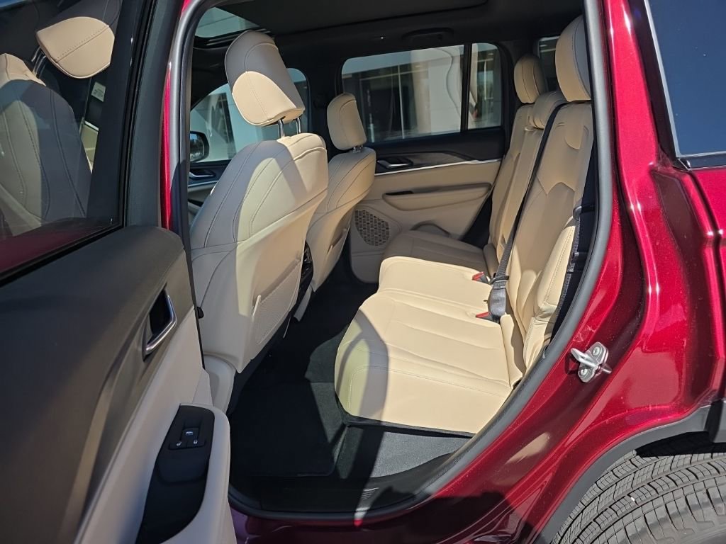 Used 2025 Jeep Grand Cherokee Limited image 11