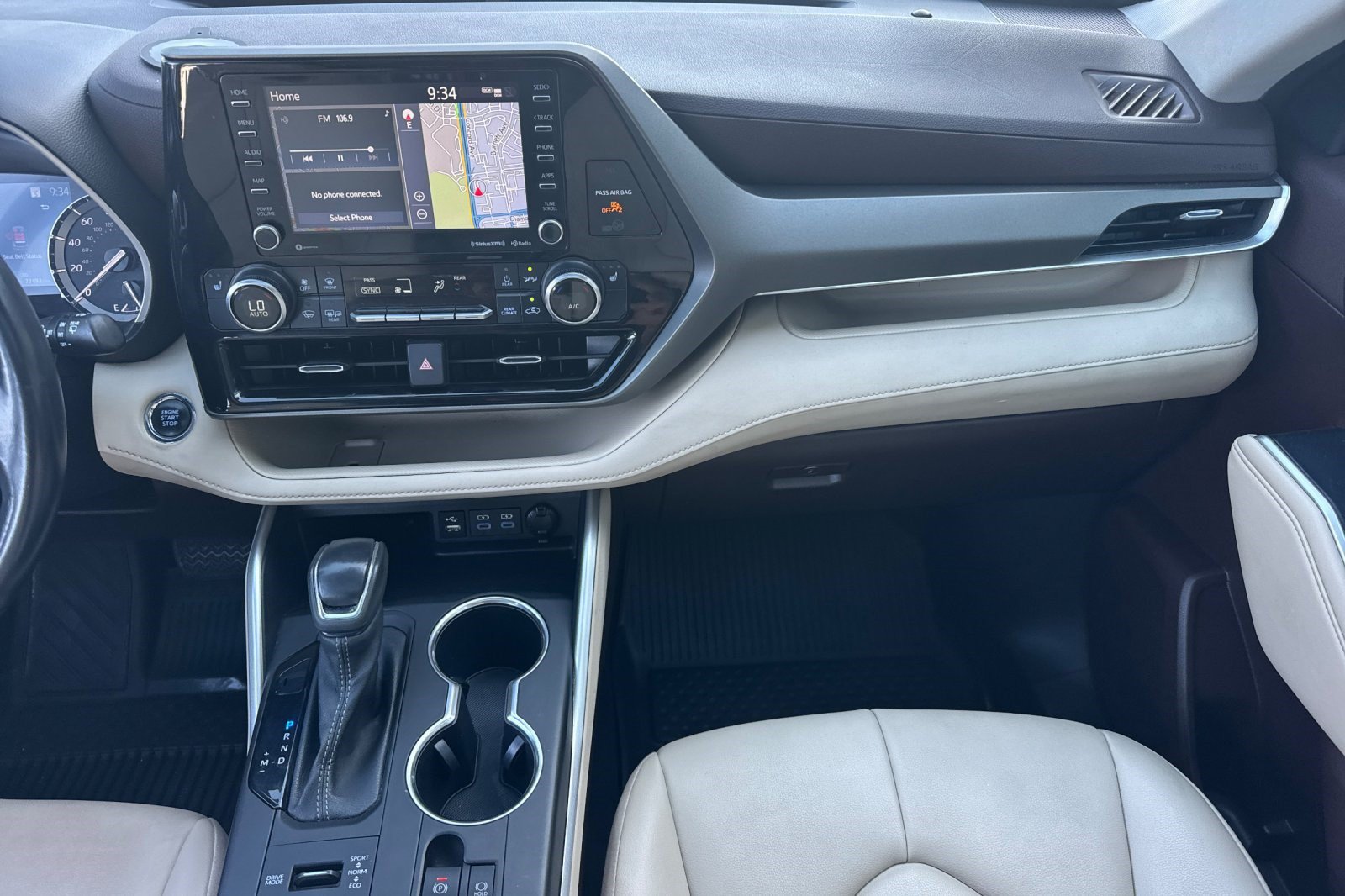 Used 2022 Toyota Highlander XLE AWD/4WD image 33