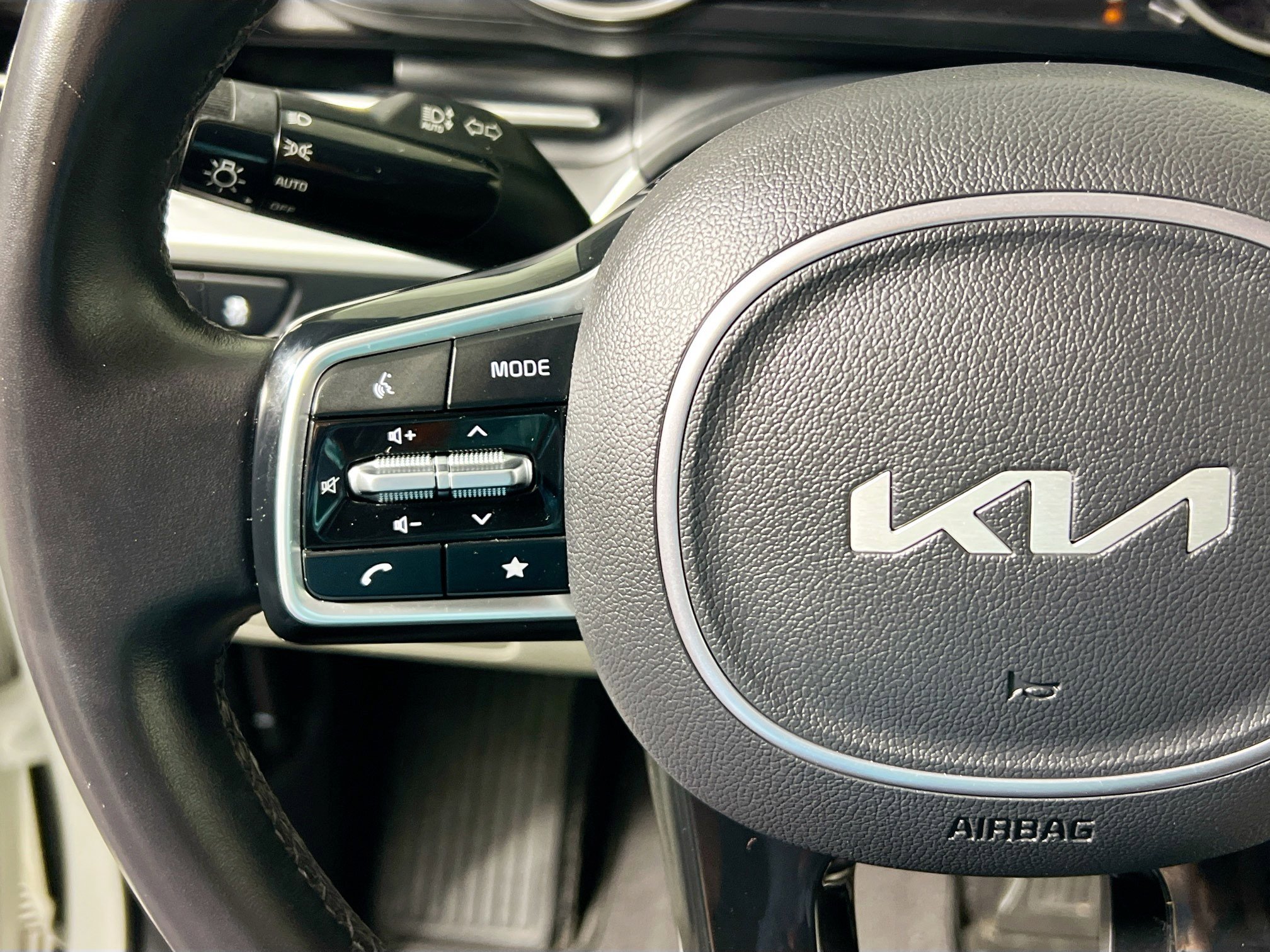 Used 2023 Kia Carnival LX image 18